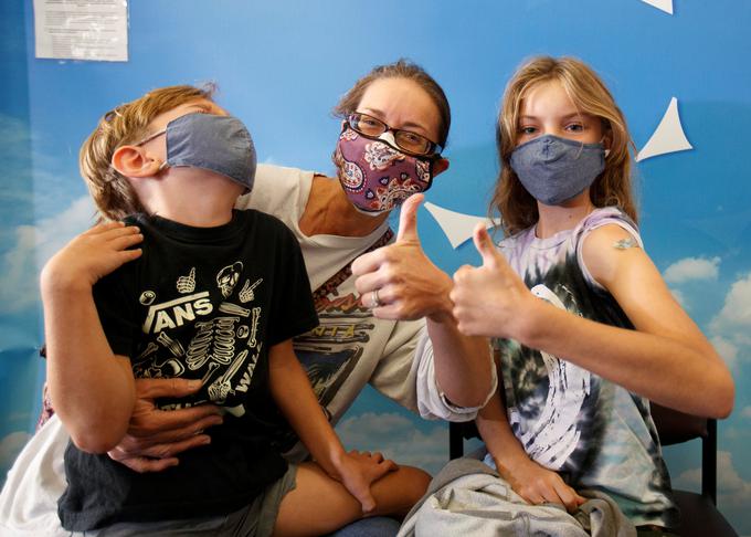 "Pazite na socialno distanco svojih otrok. Če so v zaprtem prostoru z drugimi, nepovezanimi ljudmi, naj nosijo maske," pred prazničnimi druženji svetujejo ameriški pediatri.  | Foto: Reuters