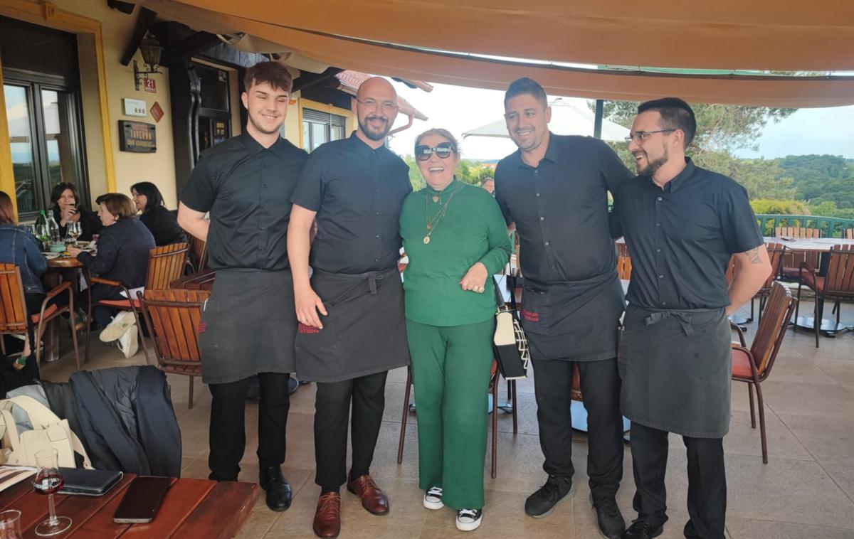 Mama Cristiana Ronalda v Sloveniji | Za skupno fotografijo so jo prosili na koncu, o njej pa povedali, da je zelo prijazna in niso imeli občutka, da je bila med njimi mati enega najboljših nogometašev na svetu. | Foto Facebook/Taverna Kupljen Jeruzalem-Svetinje