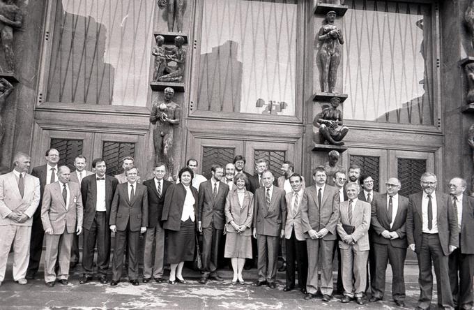 Demosovo vlado, v kateri je sedelo 23 ministrov, je vodil Lojze Peterle. | Foto: Tone Stojko, hrani Muzej novejše zgodovine Slovenije