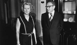 Ikonična oblačila Thatcherjeve na dražbi