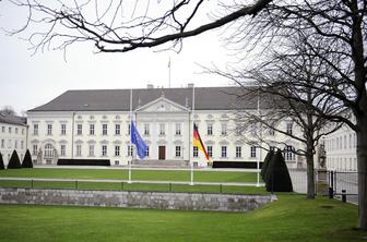 Rezidenco nemškega predsednika napadli z molotovko
