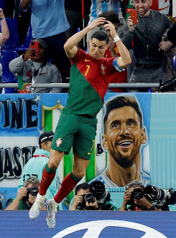 Znamenita fotografija, ki je nastala ob slavju Cristiana Ronalda po njegovem edinem zadetku na SP 2022, ko je zatresel mrežo Gane in postal svetovni rekorder, saj je kot prvi zadel v polno na petih zaporednih mundialih. V nadaljevanju SP 2022 pa Portugalcu ni šlo več toliko na smeh ... | Foto: Reuters