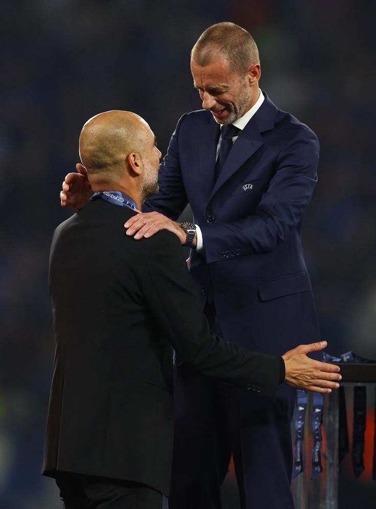 Josep Guardiola in Aleksander Čeferin se v zadnjem obdobju pogosto srečujeta na zmagovalnih odrih po evropskih tekmah. | Foto: Reuters