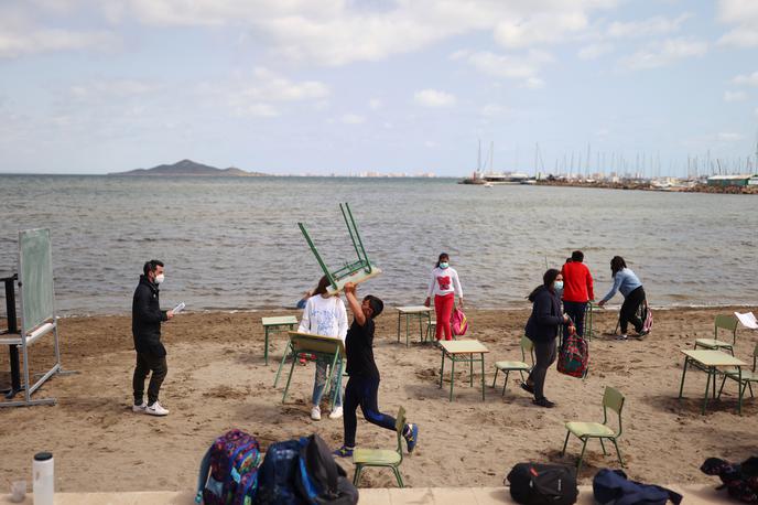 Španija | V šoli na jugovzhodu Španije so učilnice preselili kar na bližnjo plažo. | Foto Reuters