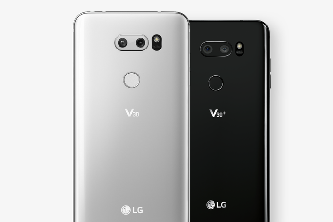 Kdor ima LG V30 (na sliki) in si želi novega LG V30S, ne bo imel težkega dela: le počakati bo moral na nadgradnjo programske opreme. | Foto: Matic Tomšič