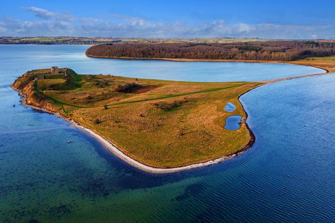 Arheologi bodo z izkopavanji nadaljevali naslednjo jesen po žetvi. Upajo, da bodo v prihodnje našli grobišča in domove nekdanjih lastnikov grobov. Vikingi so namreč verjeli, da jim zakopavanje zakladov omogoča, da jih po smrti ponovno najdejo. | Foto: Shutterstock