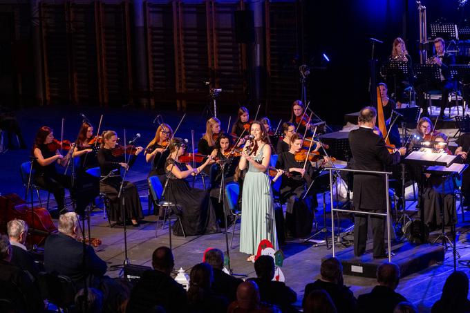 Estera Stojko in Simfonični orkester Cantabile | Foto: Valter Leban