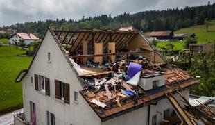 Silovito neurje v Švici: umrla ena oseba, veter pihal s hitrostjo 217 kilometrov na uro