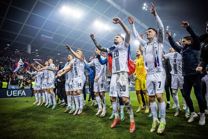 Tako se je pred poldrugim letom s soigralci po zmagi nad Kazahstanom veselil uvrstitve na Euro 2024. Bi lahko v Stožicah podobne prizore videli tudi to jesen? | Foto: Jure Banfi