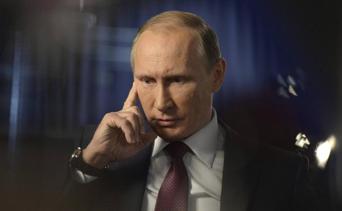 Vladimir Putin je Ukrajino v četrtek obtožil "terorističnega napada" na eno od obmejnih vasi v Rusiji, po kateri naj bi se potikali ukrajinski vojaki. Pred dnevi je okrog 100 kilometrov pred Moskvo tudi strmoglavil domnevno ukrajinski brezpilotni letalnik.  | Foto: AP / Guliverimage