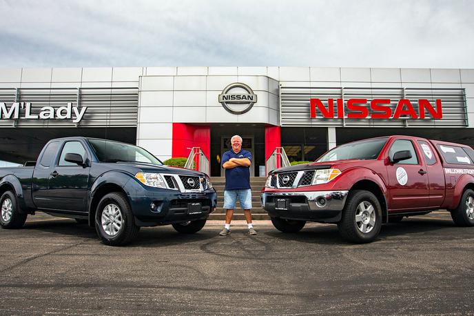 Nissan nov avtomobil | Brian Murphy je v salonu, kjer je nekoč kupil starega nissana, zdaj prejel ključe novega. | Foto Nissan
