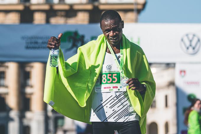 Zmagovalec ljubljanskega maratona je Kenijec Ernest Kibet Tarus, ki je 42 kilometrov pretekel v času 2:22:39, kar je v primerjavi s prejšnjimi leti dokaj skromen rezultat, a je ob tem treba povedati, da ne gre za vabljenega tekača iz tujine, ki so dosegali precej boljše čase, saj so se organizatorji temu delu programa letos odpovedali. | Foto: Grega Valančič/Sportida