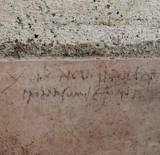 Napis, ki so ga našli na eni od hiš antičnega mesta, priča, da so bili Pompeji uničeni oktobra, in ne avgusta leta 79. | Foto: Twitter - Voranc