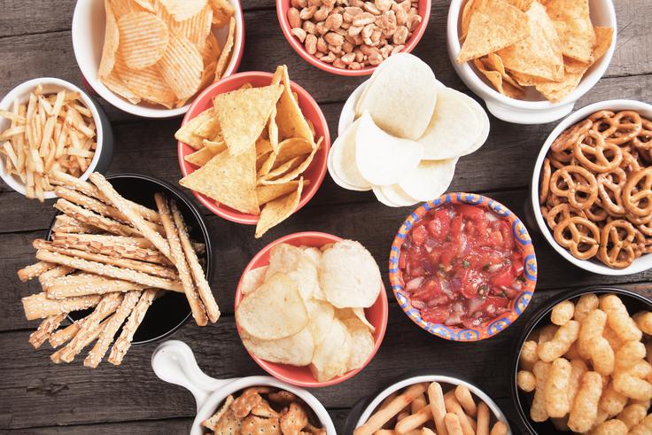Če ostajamo budni prek točke, ko bi morali že spati, nam prej prija kakšna neumnost, kot so nezdravi prigrizki, pravi prehranski strokovnjak. | Foto: Thinkstock