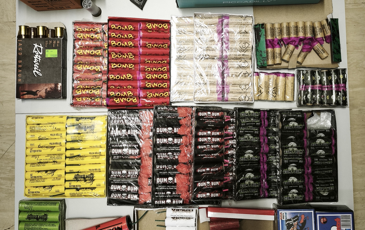 zaseg pirotehnike | Postojnski policisti so na podlagi odredbe okrajnega sodišča v Postojni pri njem opravili hišno preiskavo, v kateri so zasegli 105 nabojev kalibra 7,65 milimetra, nabojnik za pištolo kalibra 7,65 milimetra in 58 šibrenih nabojev ter več kosov pirotehničnih izdelkov. | Foto Policijska uprava Koper