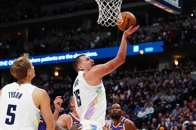 Nikola Jokić je znova blestel v napadu. Proti Phoenixu je dosegel 32 točk, Denver pa se je utrdil na petem mestu zahodne konference. | Foto: Reuters