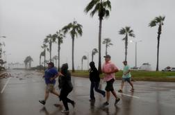 Orkan v ZDA: nekateri ujeti v podrtih hišah, več deset tisoč ljudi brez elektrike
