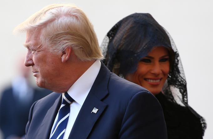 Trump, ki se bo danes v Rimu srečal tudi z italijanskim državnim vrhom, je na Apeninski polotok pripotoval v okviru svoje prve turneje na tujem, med katero je v spremstvu žene Melanie že obiskal Savdsko Arabijo, Izrael in palestinska območja. | Foto: Reuters