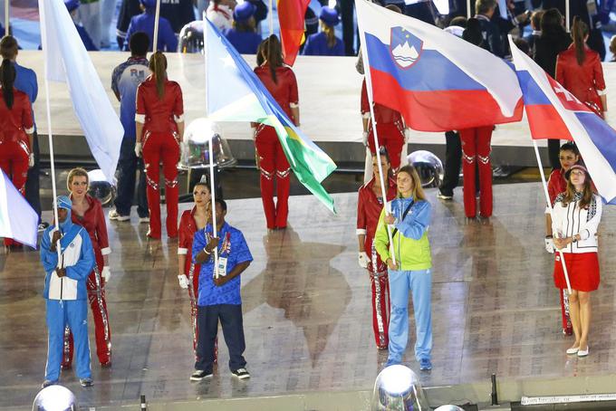 Na sklepni slovesnosti v Londonu jo je doletela posebna čast: vloga zastavonoše. | Foto: 