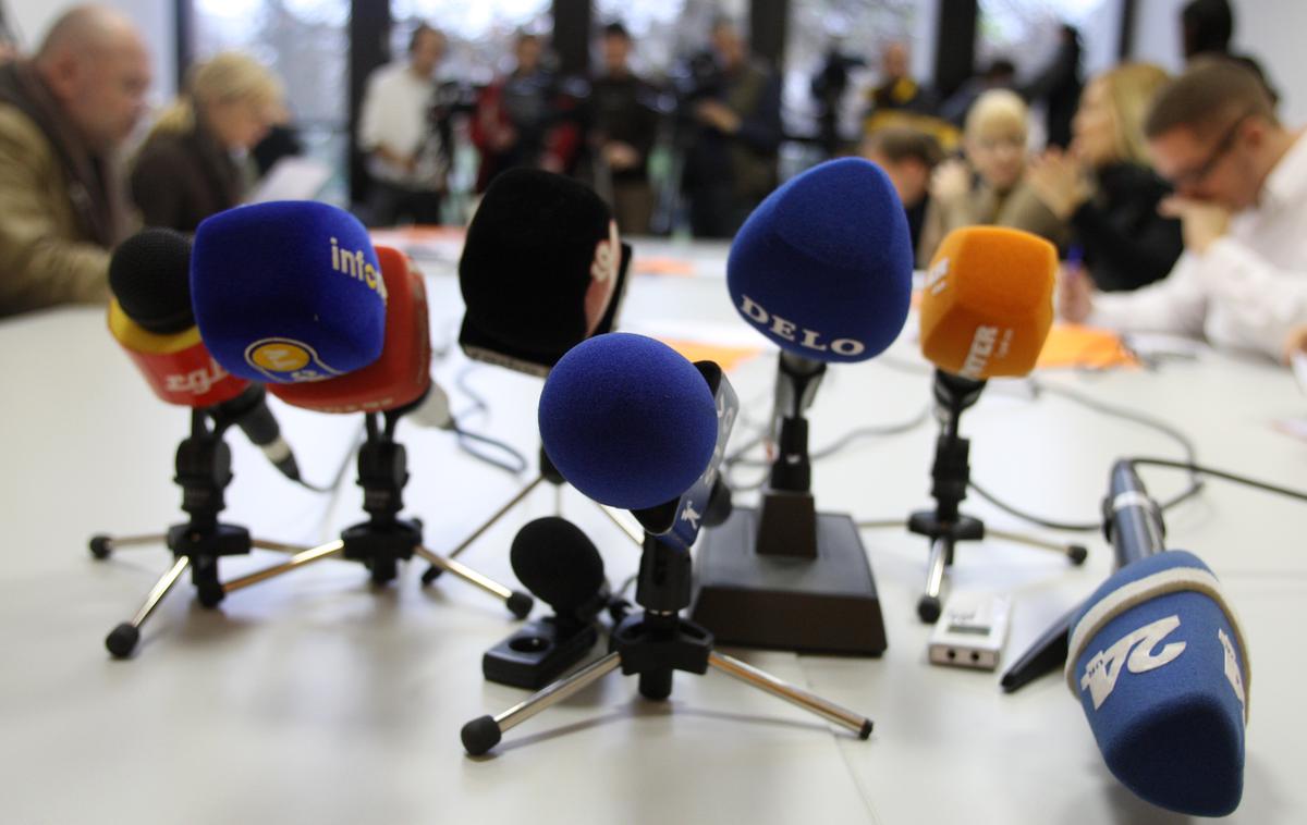 Mikrofon, mikrofoni, novinar, novinarji, mediji | Foto Tina Deu