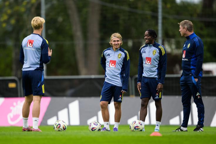 Nasmejani Lucas Bergvall, Sebastian Nanasi, Anthony Elanga in selektor Jon Dahl Tomasson na sredinem treningu. | Foto: Guliverimage