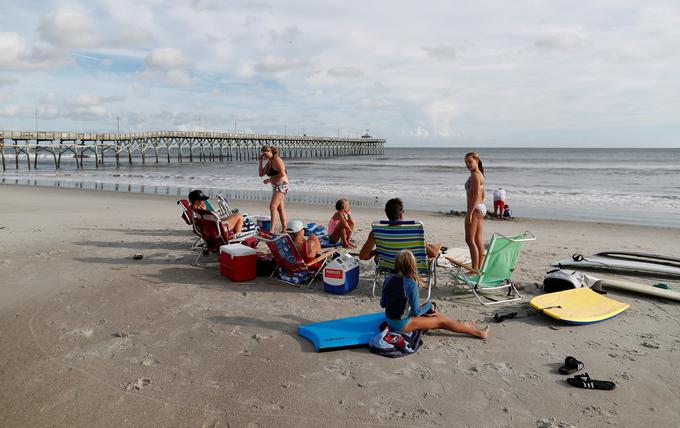 Obali Južne Karoline grozijo smrtonosni valovi, opozarjajo oblasti. | Foto: Reuters