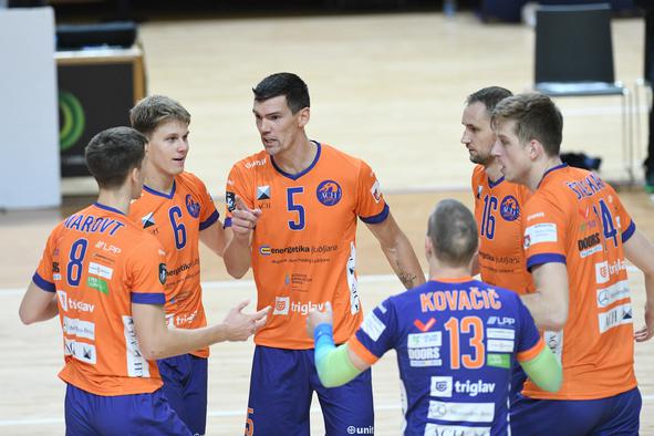 ACH Volley nadaljuje suvereno, Kanalci po hudem boju strli Fužinarja