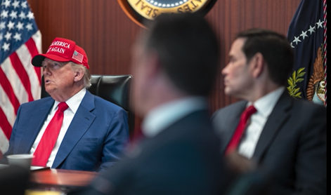 Kako je Trump v "situacijski sobi" spremljal napade ZDA na Iran #video