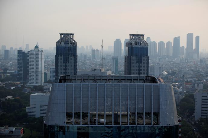 Džakarta | Eden od problemov, s katerimi se soočajo v indonezijski prestolnici Džakarta, je tudi smog. | Foto Reuters