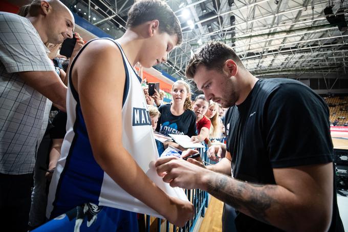 Luka Dončić si je pred srečanjem vzel čas tudi za mlade ljubitelje košarke. | Foto: Blaž Weindorfer/Sportida