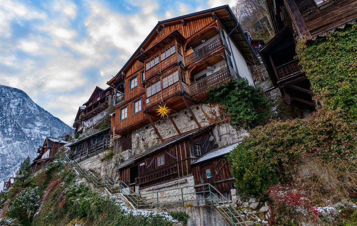 Hiša v Hallstattu | Slovenska beseda hiša je stara slovanska izposojenka iz enega od germanskih jezikov, najverjetneje gotščine. Na fotografiji: hiša v avstrijskem kraju Hallstatt. | Foto Guliverimage