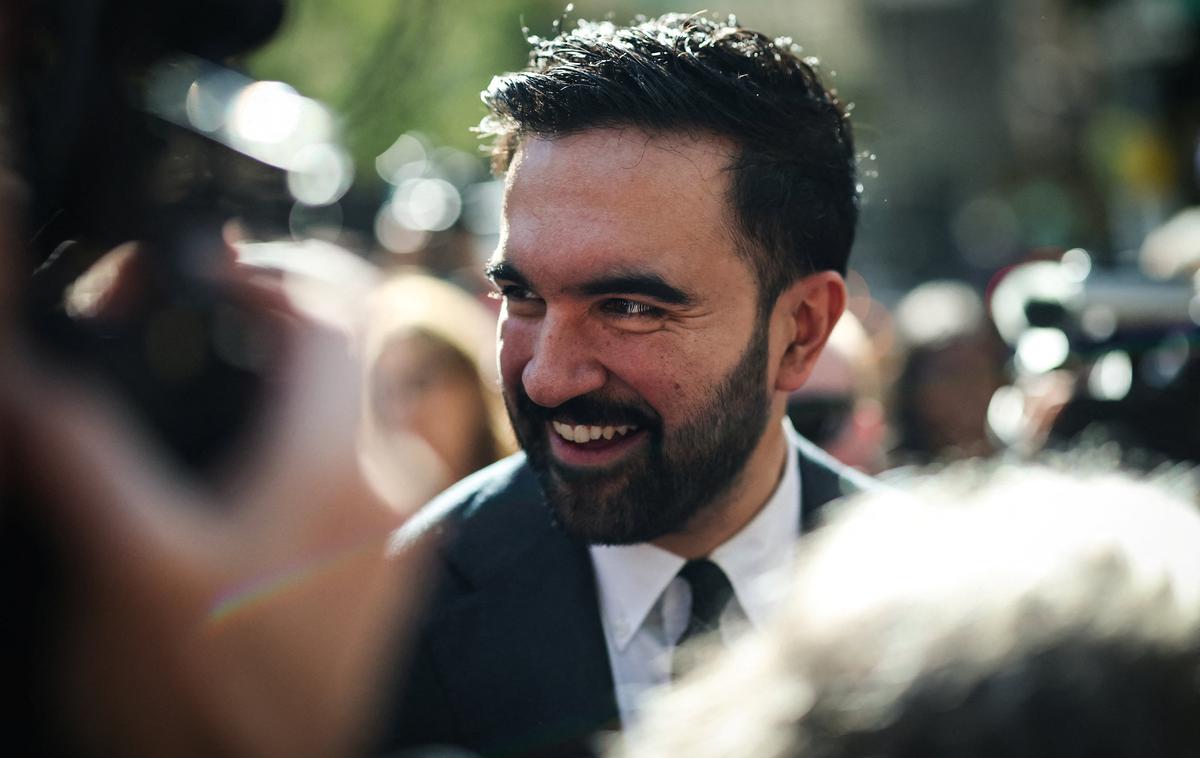 Zohran Mamdani | Zohran Mamdani v svoji predvolilni kampanji med drugim napoveduje 200 tisoč novih poceni stanovanj, subvencionirane špecerije in podvojitev minimalne plače na 30 dolarjev na uro. | Foto Reuters