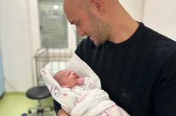 Točno ob polnoči: priljubljeni pevec dobil hčerko