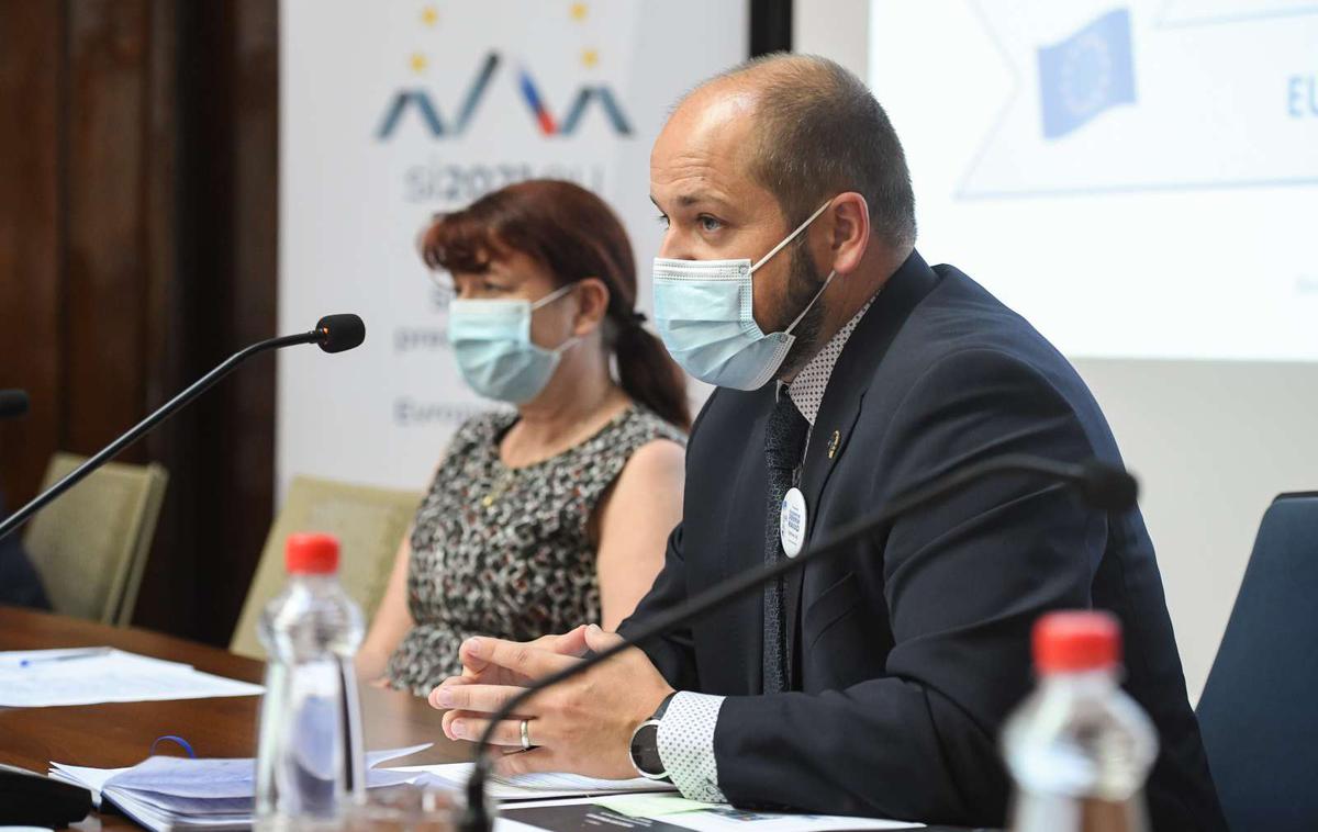 Janez Poklukar | V naslednjem tednu se obetajo dodatni ukrepi za zajezitev širjenja bolezni, je napovedal minister Janez Poklukar.  | Foto STA