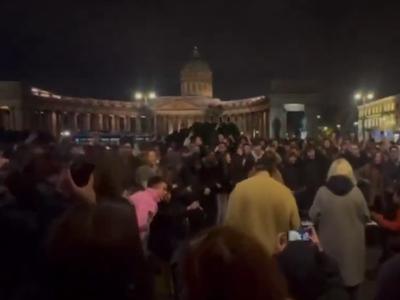 Posnetki iz Rusije, ki lahko skrbijo Putina. Mladi pojejo: "Kje ste bili, preklete pošasti?" #video