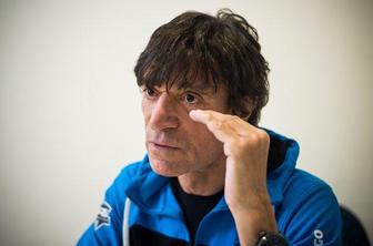 "Jasmin Stavros doma in na odru sta dve osebi"