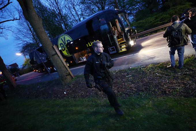 Eksplozija je ranila nogometaša Marca Bartro in policista, ki je spremljal avtobus. | Foto: Reuters