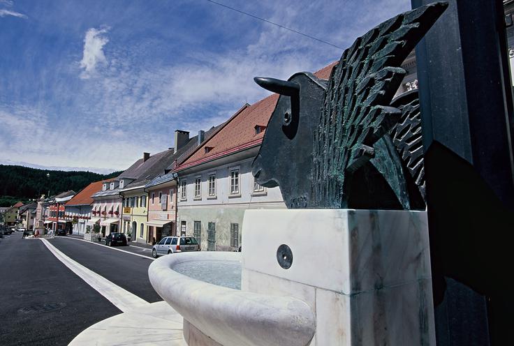 Pred letom 1000 je Pliberk (nem. Bleiburg) na avstrijskem Koroškem izpričan kot Liupicdorf (verjetno se je v slovenščini imenoval kraj Ljubova vas/ves). Leta 1228 je prvič omenjen kot castrum et forum Pliburch (grad in trg Pliburch). Ime gradu Pliberk so tamkajšnji Slovenci v slovenščino prevzeli približno med letoma 1050 in 1100, kar verjetno pomeni, da je bil grad zgrajen oziroma je dobil nemško ime Pliburk v tem obdobju. Šele po letu 1050 je namreč v bavarščini medglasni -p- ponovno postal b (sicer bi bil Pliberk zdaj v slovenščini Pliperk, če bi bilo ime prevzeto pred letom 1050), po letu 1000 pa je bavarski glas dolgi ī že postal dvoglasnik ei, kar se odraža v nemškem knjižnem imenu za Pliberk: Bleiburg. Po letu 1100 pa je bilo v slovenščino prevzeto ime Bleiberg  – Slovenji Plajberk (zdaj v nemščini Windisch Bleiberg). Prvič je kraj omenjen leta 1330 kot Pleyberch. Na fotografiji: Pliberk. | Foto: Guliverimage