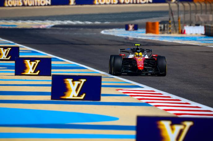 testiranja Bahrajn Lewis Hamilton Ferrari | Lewis Hamilton je prvi preizkusil inovativno zadnje krilce, kjer se zgornja loputa obrne za 180 stopinj. | Foto Guliverimage