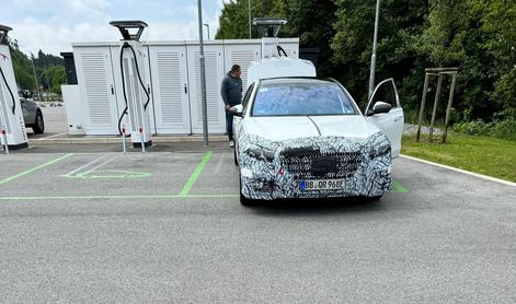 Ujet v Sloveniji: Mercedesova nova prestižna limuzina je še zakrita #foto