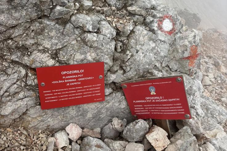 Opozorilo, da je planinska pot med Dolško Škrbino in Grintovcem začasno zaprta. | Foto: osebni arhiv Žige Papeža
