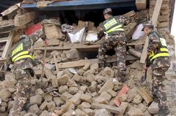 Nepal dva dni po potresu: kaos, strah in iz ure v uro več žrtev (video)