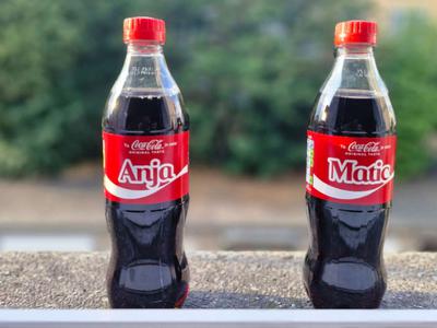 Ime, ki nekaj pomeni. Zakaj ljudje množično iščejo Coca-Colo z imenom?