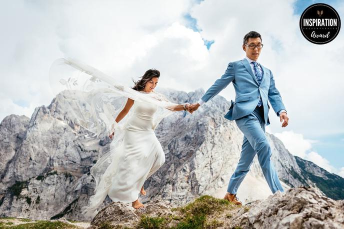 Samo Rovan poročna fotografija | Bosonoga nevesta in ženin med poročnim fotografiranjem v objemu gora (Julijske Alpe, Slovenija). | Foto Samo Rovan