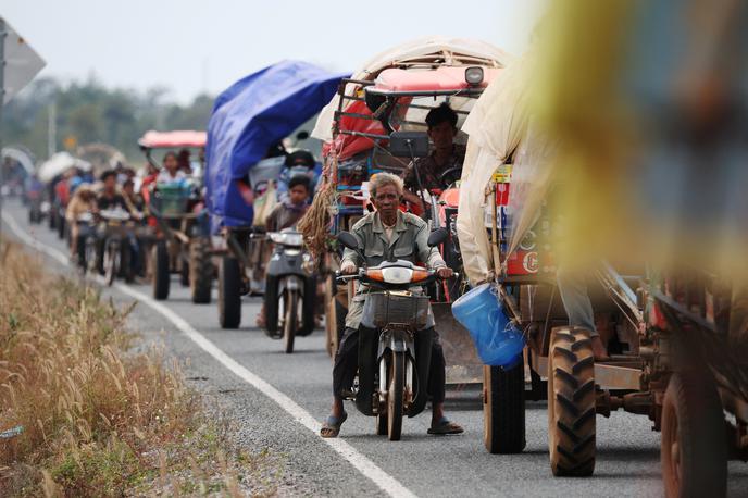 Tajska, Kambodža, meja, civilisti, evakuacija, spopadi | Zaradi spopadov s sosednjo Tajsko je bilo v Kambodži v zadnjih dveh tednih razseljenih več kot pol milijona ljudi. | Foto Reuters