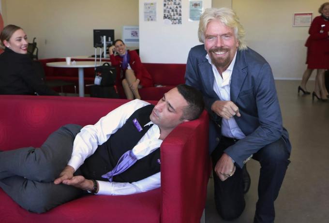 Pred kratkim je po spletu zaokrožila tudi tale fotografija, ki dobro pokaže, kako dobre volje zna biti Richard Branson, ko je v družbi svojih zaposlenih. Na letališču v Avstraliji, kjer deluje njegova družba Virgin Australia, se je slikal s spečim stevardom.  | Foto: 