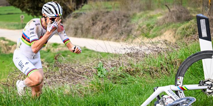 Pogačar je grdo padel na dirki Strade BIanche, a jo je k sreči odnesel brez poškodb. | Foto: Reuters