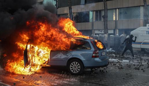 Protesti v Tirani: policija nad ljudi z gumijastimi naboji