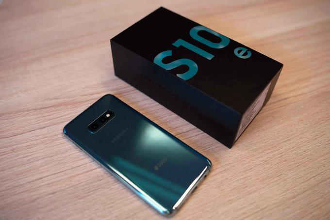 Samsung Galaxy S10e zunaj škatle. | Foto: Peter Susič