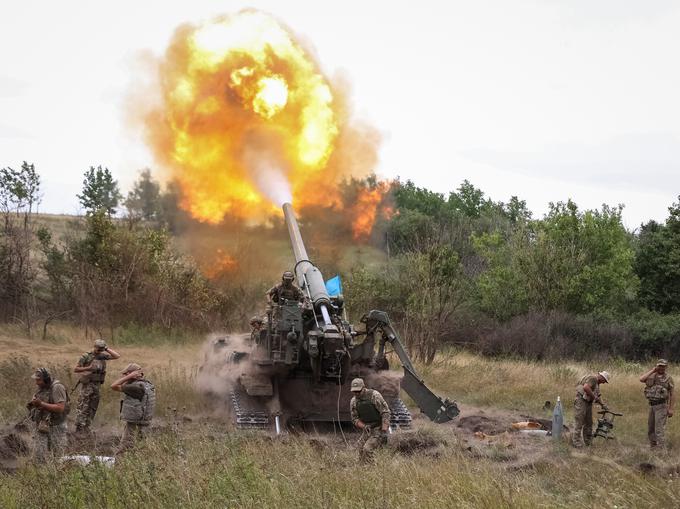 Topništvo ima pomembno vlogo v vojni v Ukrajini, ki je postala pozicijska vojna v slogu prve svetovne vojne. | Foto: Reuters